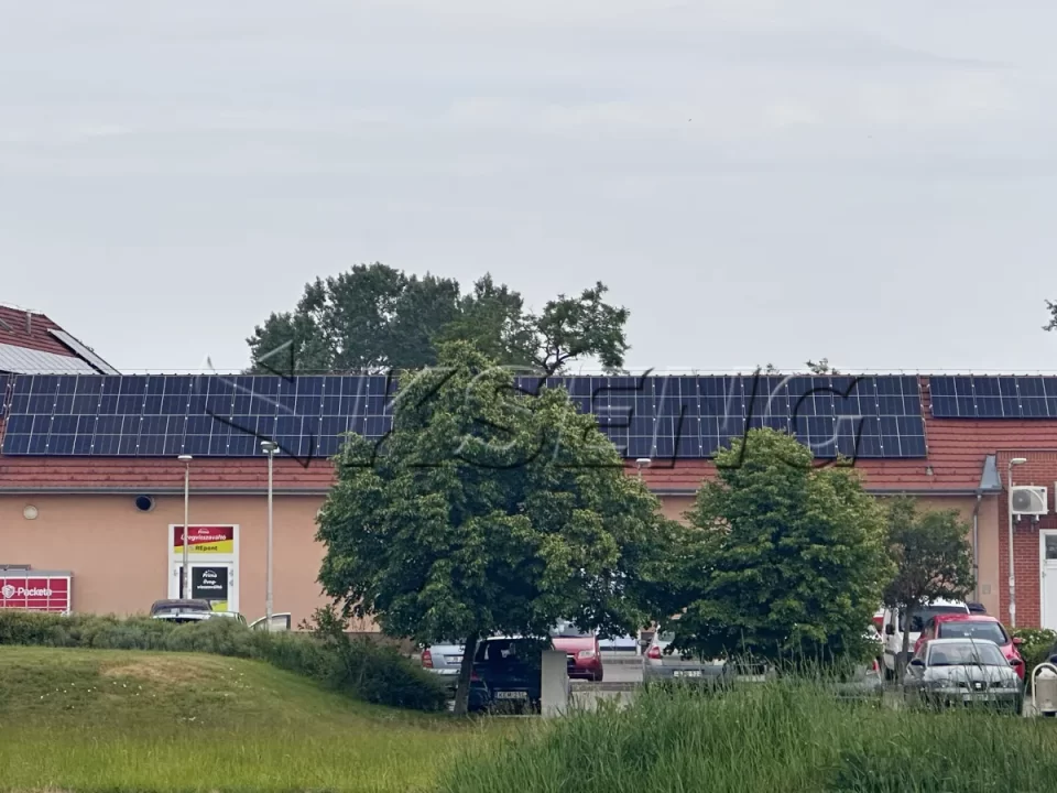 欧洲琉璃瓦屋顶光伏支架134KW
