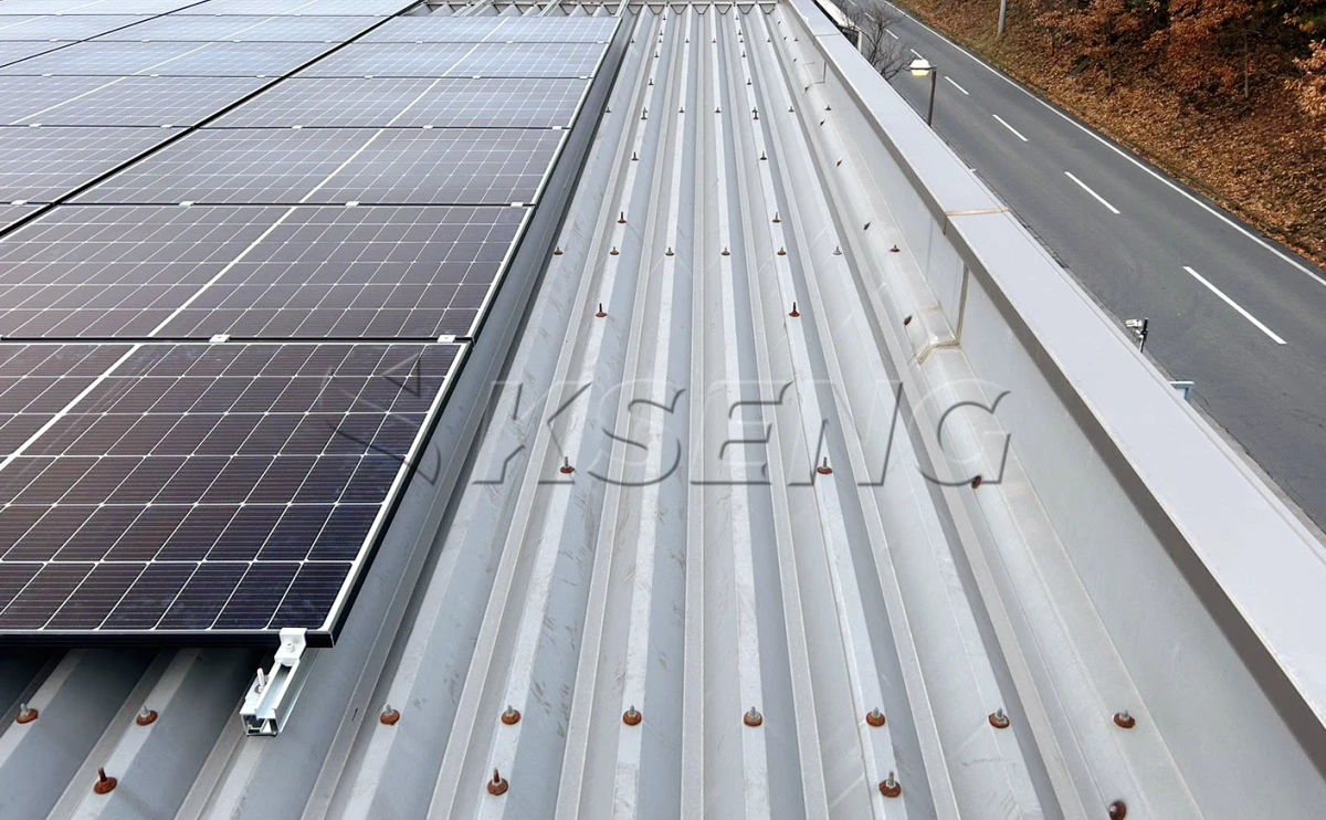 日本彩钢瓦屋顶光伏支架166KW