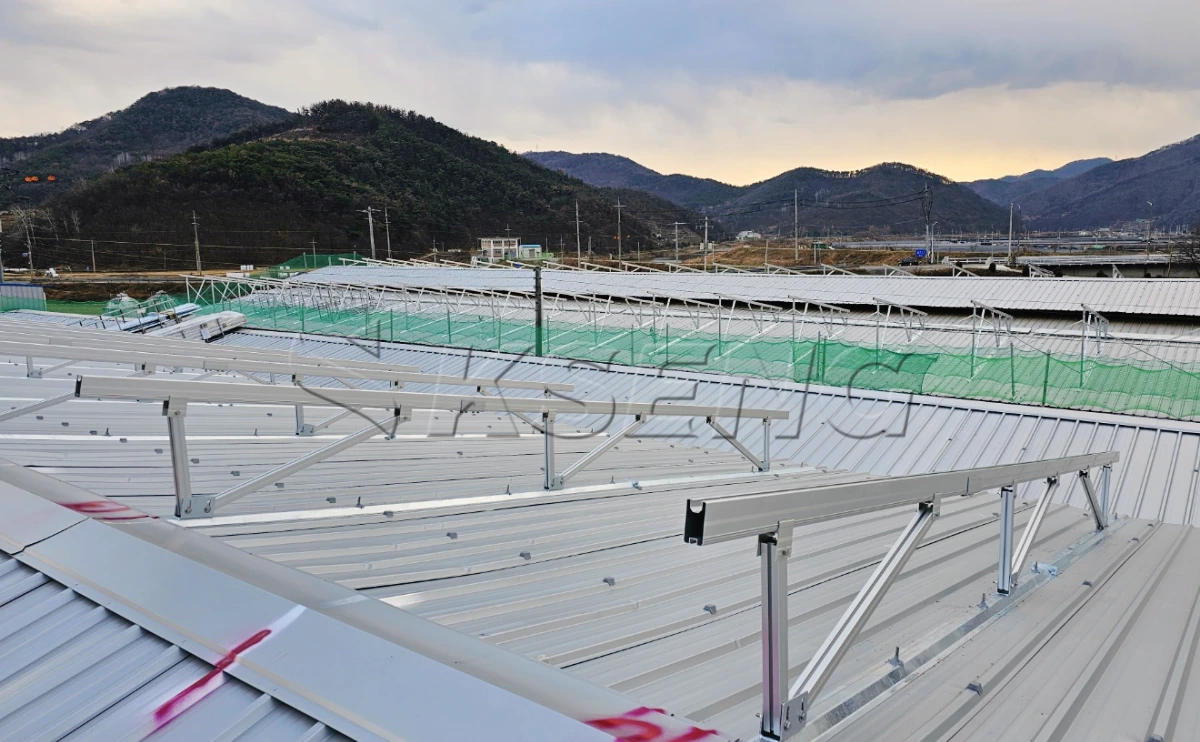 韩国庆南彩钢瓦光伏支架598KW