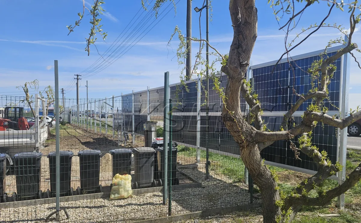 斯洛伐克垂直地面光伏支架125KW