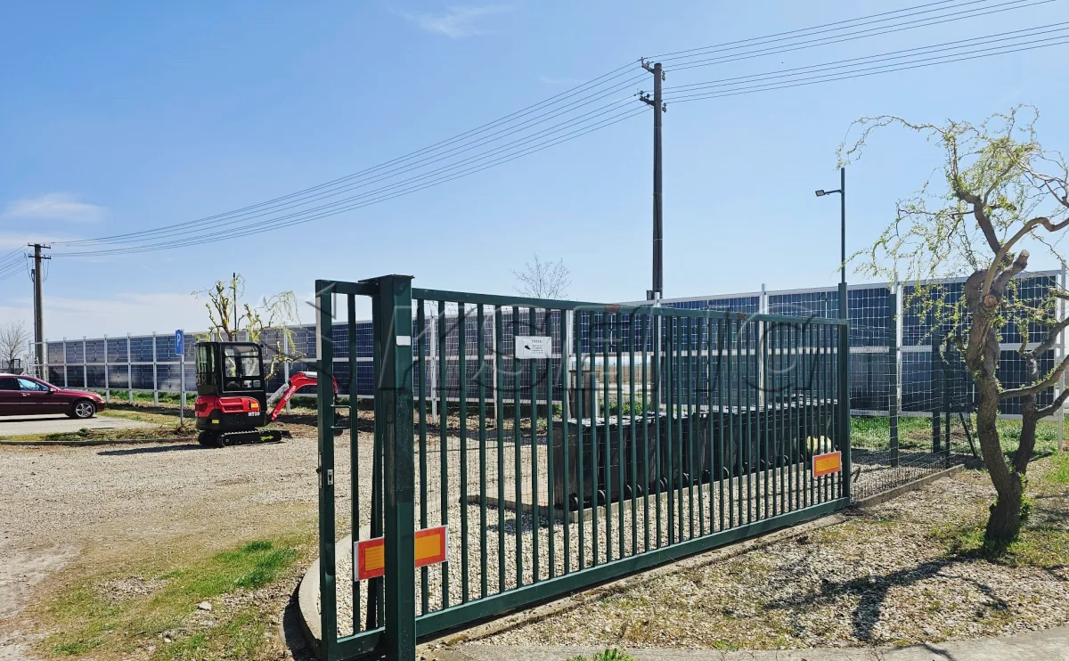 斯洛伐克垂直地面光伏支架125KW